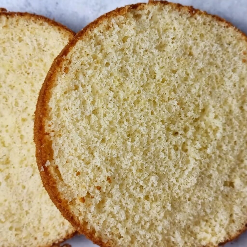 طرز تهیه کیک اسفنجی ساده در ۵ دقیقه